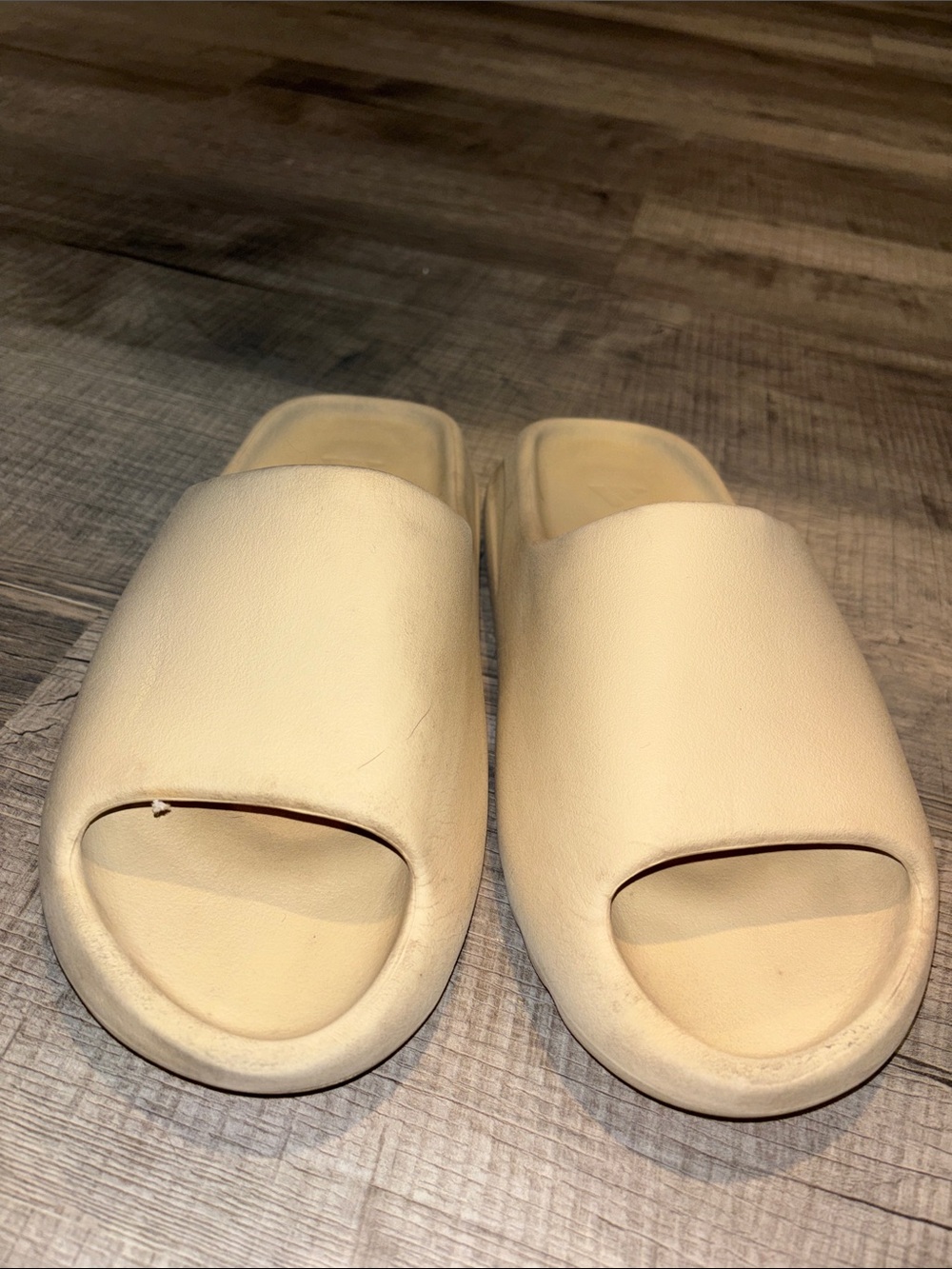 Adidas Yeezy Cream Slides - Picture 7 of 8